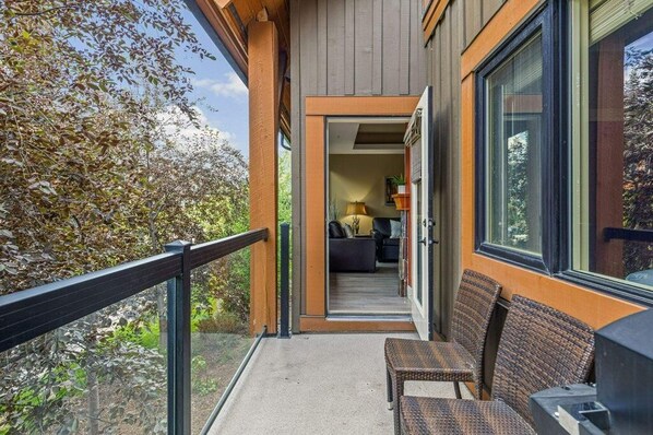 Property grounds - Gorgeous Mountain Condo - Pool & Hot Tub (Canmore)