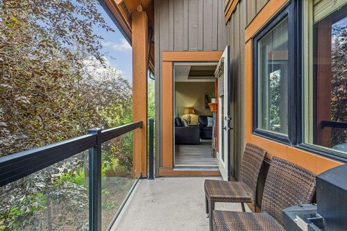 Gorgeous Mountain Condo - Pool & Hot Tub