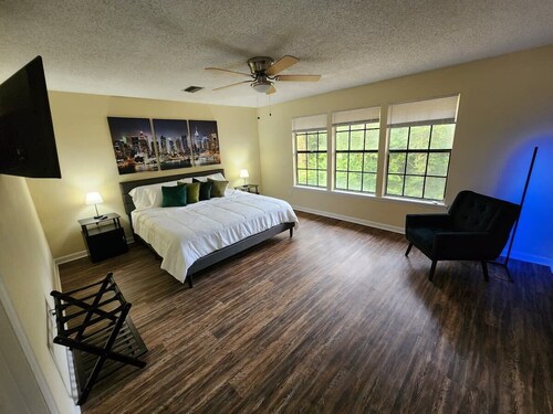 2 miles to FSU-Twin King Master Beds-2 BR 2.5 Bath