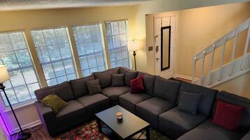 Een televisie en een kantoor