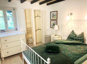 3 bedrooms, desk, iron/ironing board, travel cot