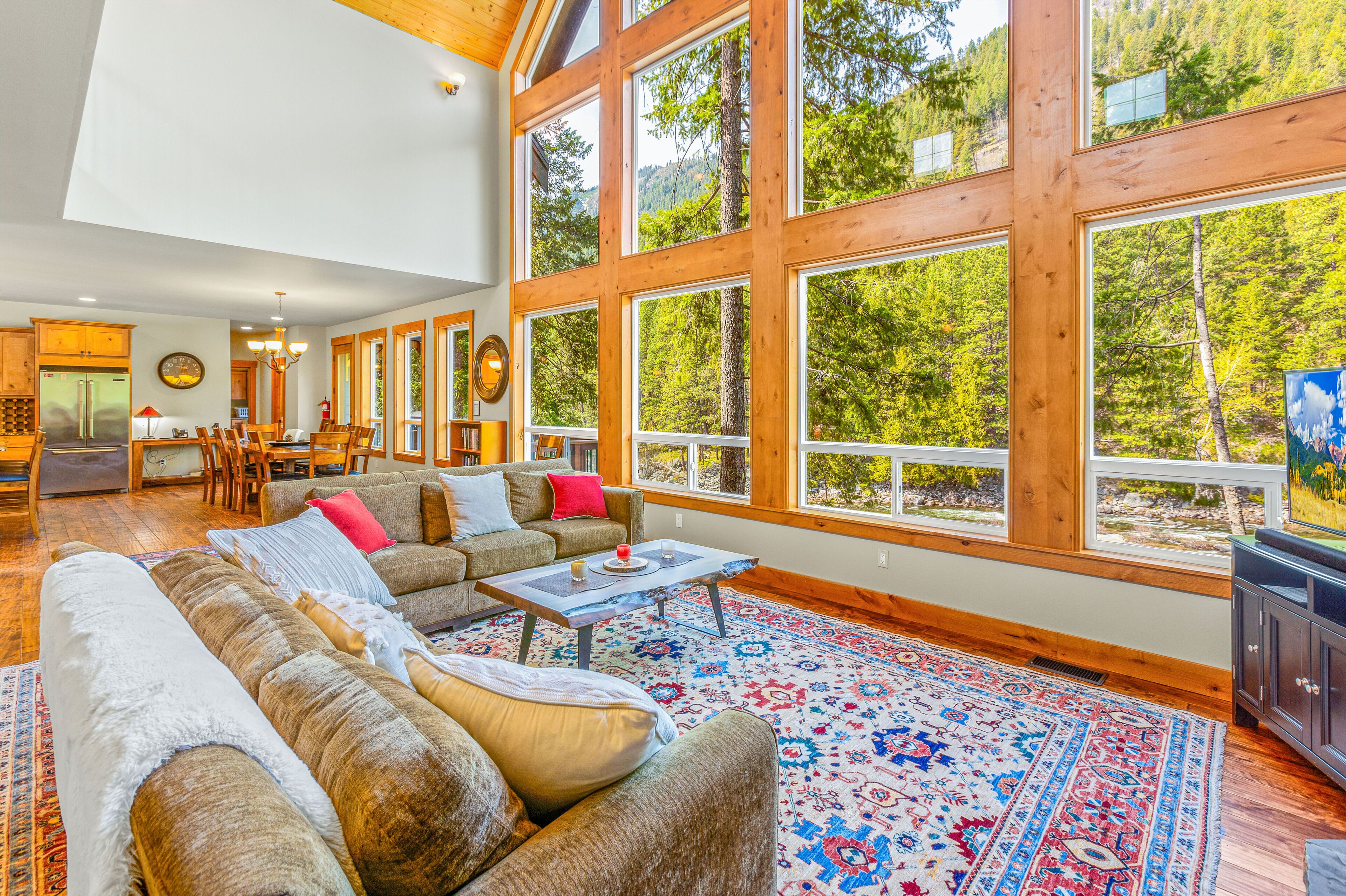 Smart TV, lareira, DVD player, aparelho de som