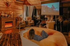 2 عدّة غرف نوم وميني بار وبديكورات فريدة لكل غرفة ومكتب