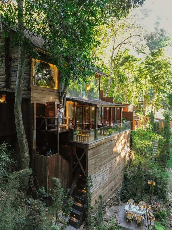 2 عدّة غرف نوم وميني بار وبديكورات فريدة لكل غرفة ومكتب