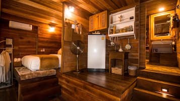 Villa, no fumadores, vistas al río | Cocina básica privada | Frigorífico pequeño, hervidor eléctrico y utensilios de cocina