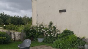 A swimming pool with a wooden deck, surrounded by greenery and a wooden fence. - la Fermette des Petites-haies , un Hymne a la Douceur de Vivre (Lorris)