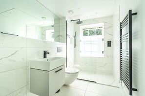 A modern bathroom with a white sink, mirror, and toilet. - Apartment 8 - Bootham House - sleeps 2 guests  in 1 bedroom (York)