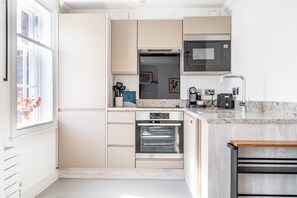 Fridge, microwave, oven, stovetop - Apartment 8 - Bootham House - sleeps 2 guests  in 1 bedroom (York)
