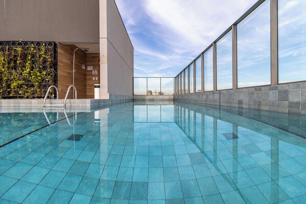 Una piscina al aire libre