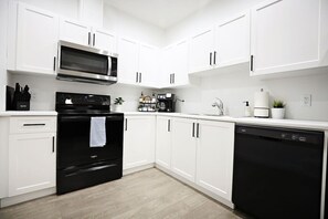 Fridge, microwave, oven, stovetop - Stylish Retreat w/King Bed|Long Stays|WEM|Disney+ (Edmonton)