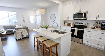 BoHo Retreat with King Beds|A/C|Disney+|Near WEM