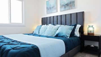 3 makuuhuonetta, työpöytä, silitysrauta/-lauta, vauvan matkasänky