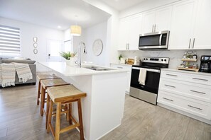 Kylskåp, mikrovågsugn, ugn och spishäll