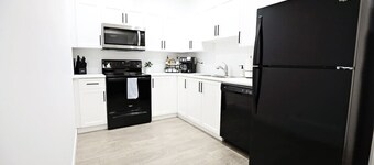 Family Retreat: 4 King/3 Queen|Sleeps 14|Near WEM