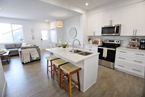 BoHo Retreat with King Beds|A/C|Near Henday & WEM