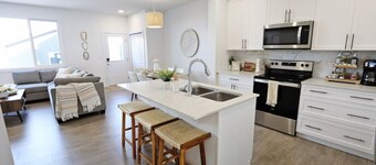 BoHo Retreat with King Beds|A/C|Near Henday & WEM