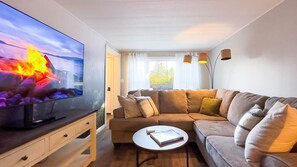 Smart TV, fireplace, ping pong - Cameron's Peaceful Pines, King Bed! (Bayfield)