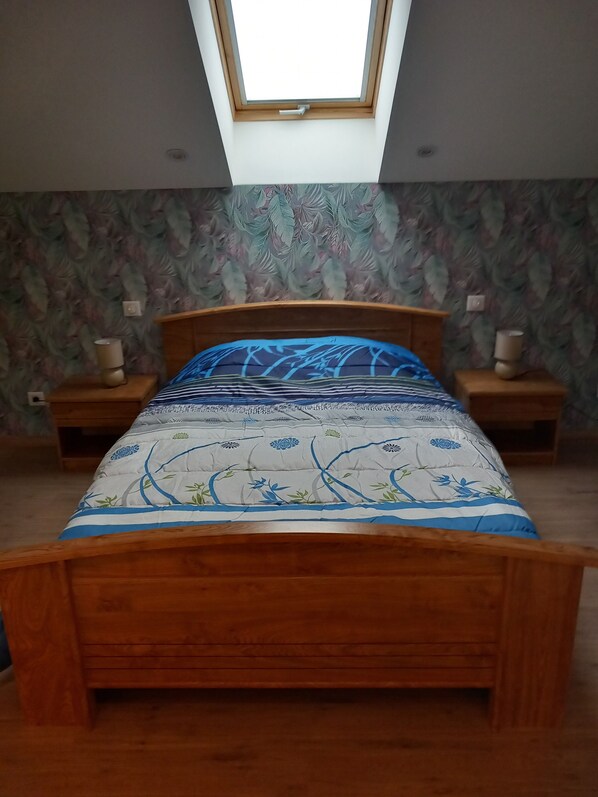 2 bedrooms, iron/ironing board, WiFi, bed sheets