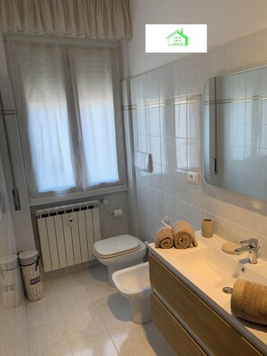 Shower, eco-friendly toiletries, hair dryer, bidet - Lavi House with Box (Rapallo)