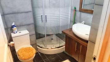 Ilmaiset hygieniatuotteet, hiustenkuivaaja, tohvelit, pyyhkeet