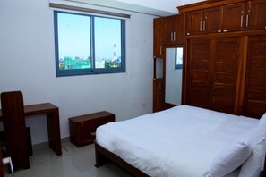 2 bedrooms, desk, soundproofing, iron/ironing board - Lotus View Apartment (Colombo)