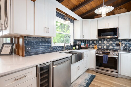 Peaceful Mountain Retreat, Close to Everything, Hot Tub & EV Charger!