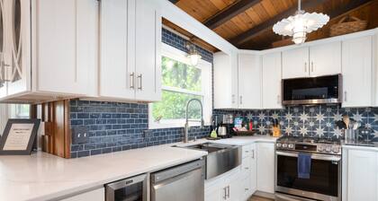 Peaceful Mountain Retreat, Close to Everything, Hot Tub & EV Charger!