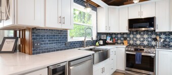 Peaceful Mountain Retreat, Close to Everything, Hot Tub & EV Charger!