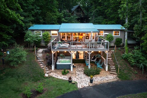 Peaceful Mountain Retreat, Close to Everything, Hot Tub & EV Charger!