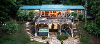 Peaceful Mountain Retreat, Close to Everything, Hot Tub & EV Charger!