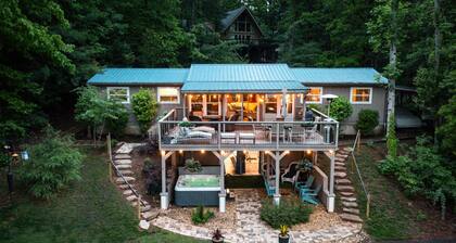 Peaceful Mountain Retreat, Close to Everything, Hot Tub & EV Charger!