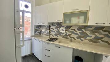 Basic Shared Dormitory, City View | Private kitchen | Fridge, stovetop, cookware/dishes/utensils, cleaning supplies