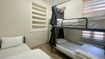 Dormitorio compartido básico, vista a la ciudad | Tabla de planchar con plancha, wifi gratis y ropa de cama