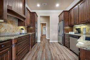 Kylskåp, mikrovågsugn, ugn och spishäll