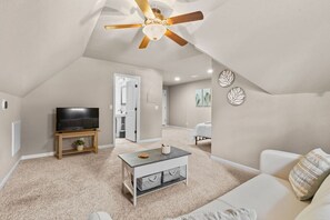 4 bedrooms, iron/ironing board, Internet, bed sheets