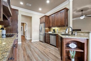 Kylskåp, mikrovågsugn, ugn och spishäll