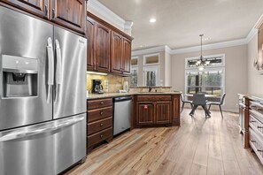 Kylskåp, mikrovågsugn, ugn och spishäll