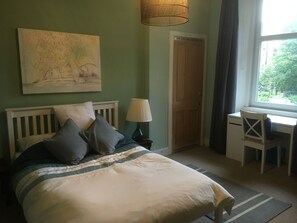 3 bedrooms, desk, iron/ironing board, WiFi