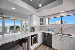 冷蔵庫、電子レンジ、オーブン、コンロ