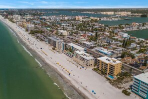 Beach nearby - Trillium 3C Huge Beachfront Condo on Madeira Beach (Madeira Beach)