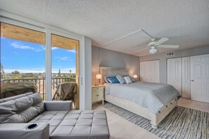 Escritorio, wifi y ropa de cama 