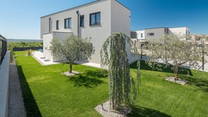 Un edificio moderno di due piani con tetto piano e ampie finestre.