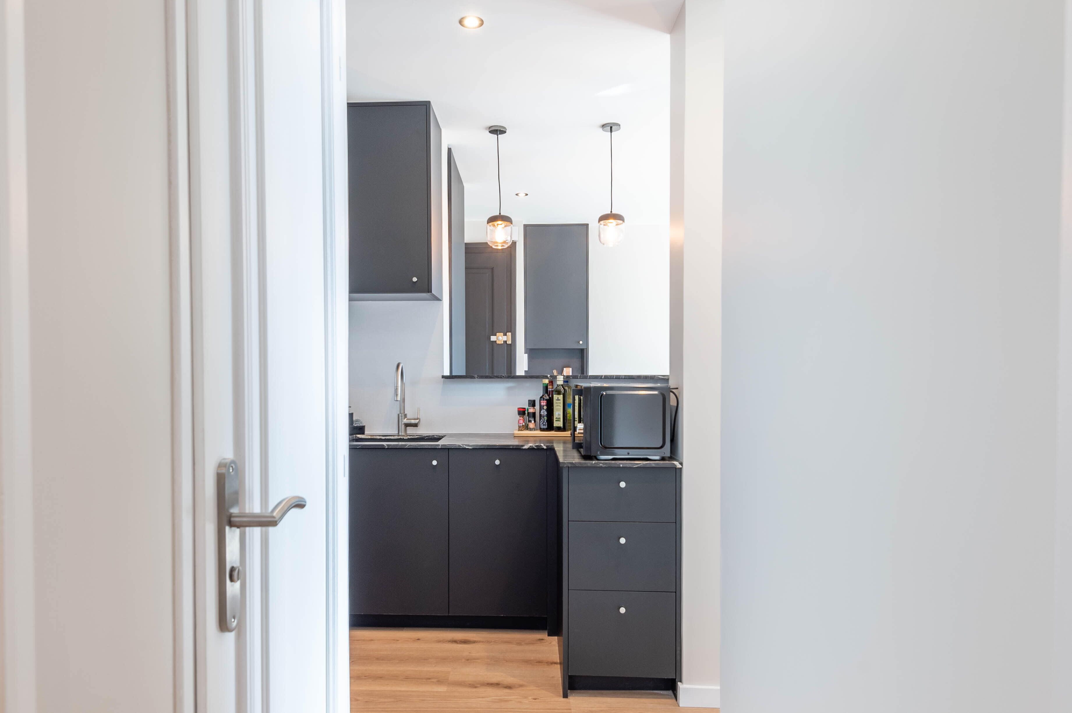 Coffee/tea maker, fridge, microwave, oven
