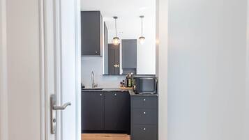 Coffee/tea maker, fridge, microwave, oven