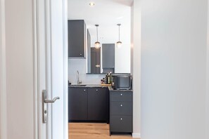 Kylskåp, mikrovågsugn, ugn och diskmaskin