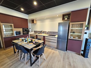 Frigorífico, microondas, horno y placa de cocina