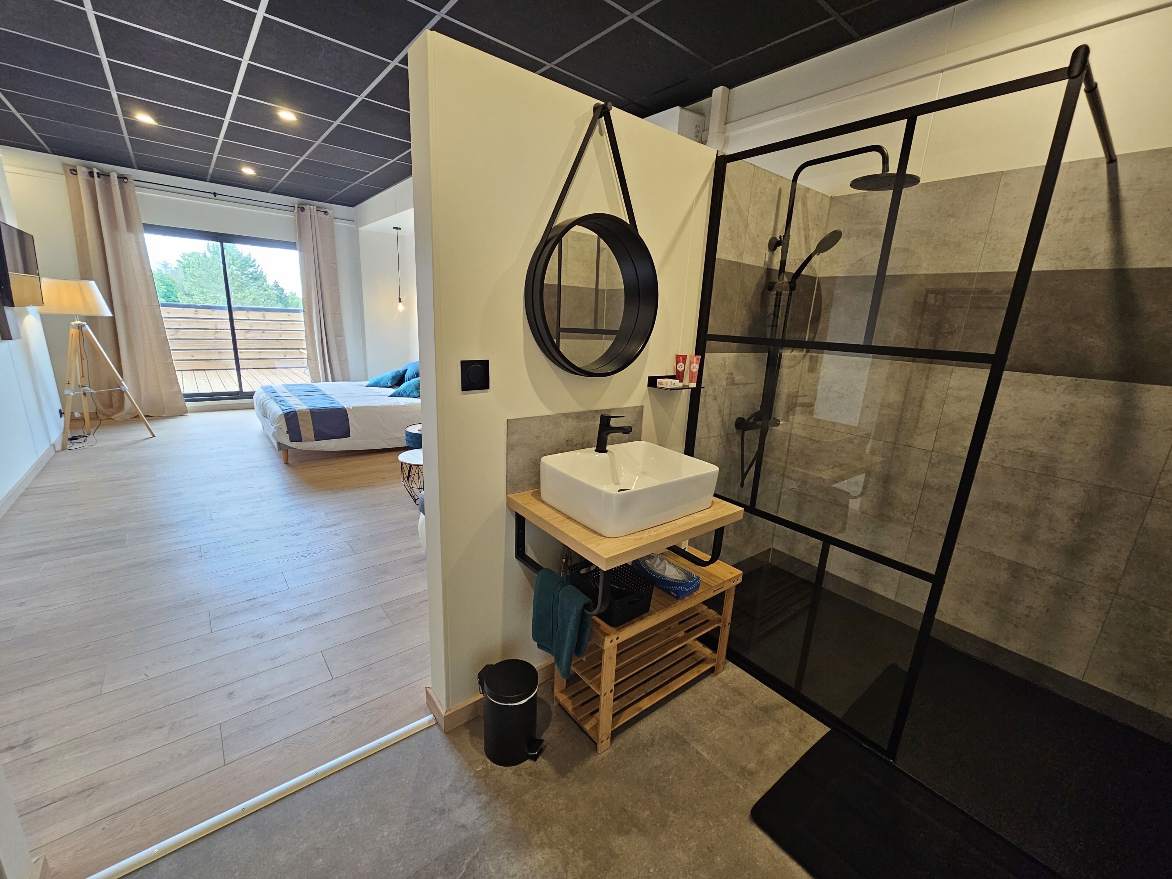 Haartrockner, Handtücher, Seife, Toilettenpapier