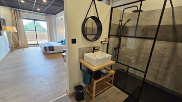 Secadora de cabello, toallas, jabón, papel de baño