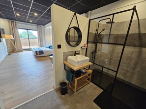 Sèche-cheveux, serviettes fournies, savon, papier toilette