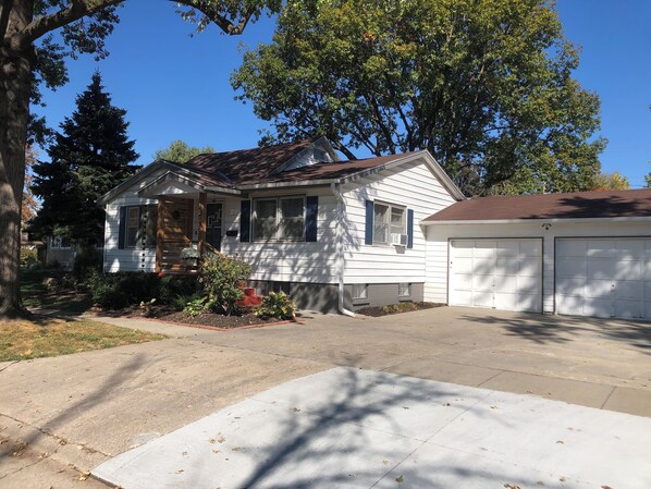 Exterior - CLEAN HOME in Millard! CWS central. 15 minutes from the ballpark. Book now! (Omaha)